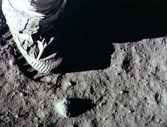 月球足印与岩石