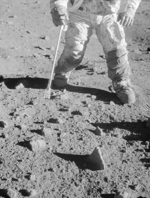 宇航员采集月石