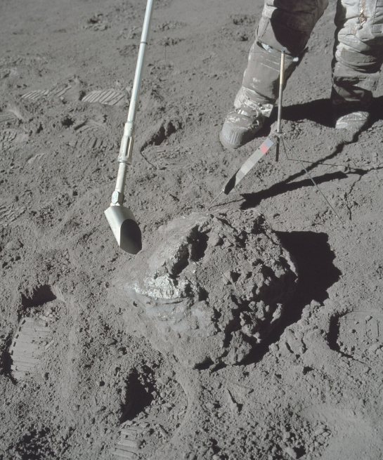 宇航员采集岩石