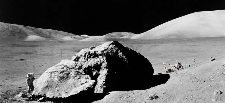 阿波罗宇航员与月球巨石